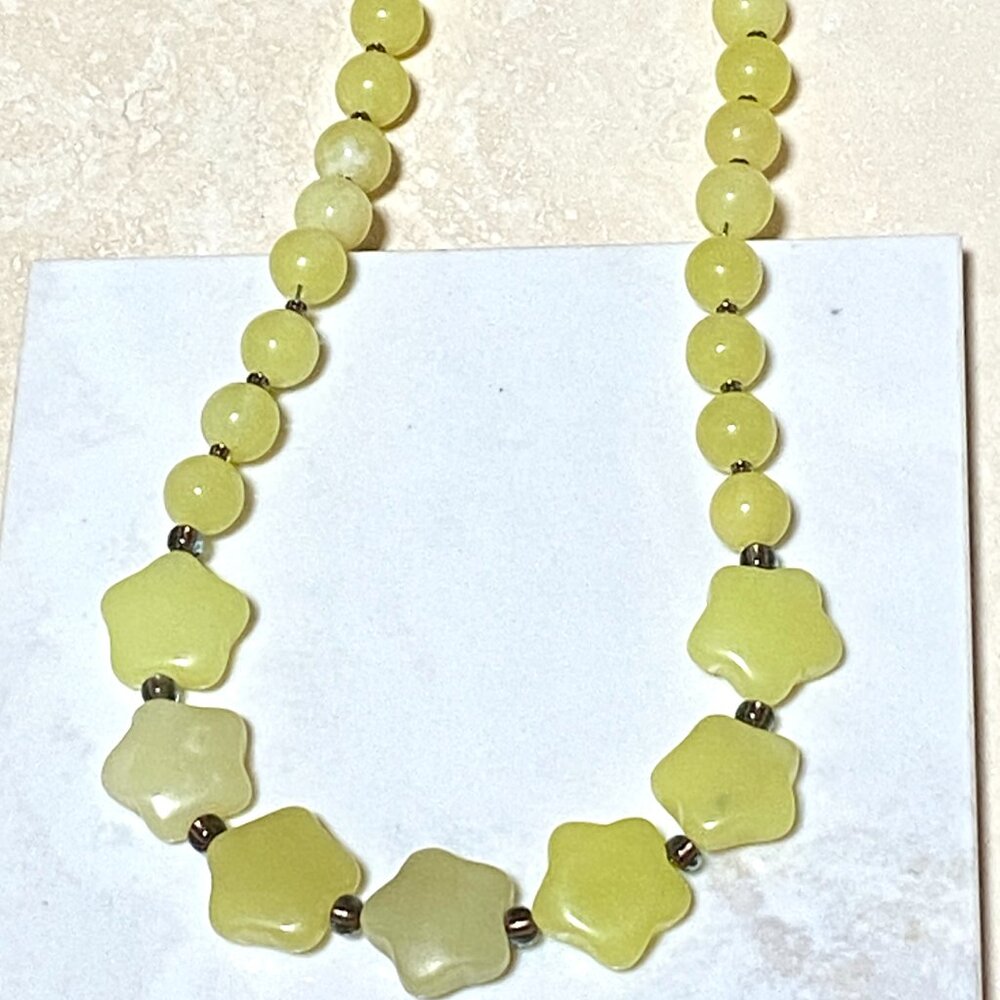 Starry Night Necklace, Lemon Yellow Star-Shape Serpentine Beaded Choker - Picture 4 of 15